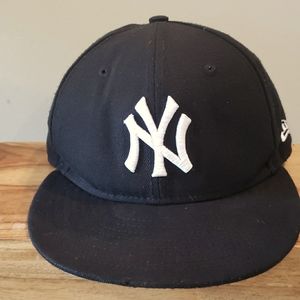 NY Yankees Kids Baseball Cap White on Black Size 6 7/8